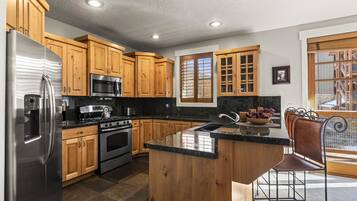 Private kitchen | Fridge, oven, coffee/tea maker, toaster