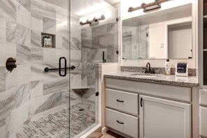 Condo, 2 habitaciones | Baño | Toallas y shampoo