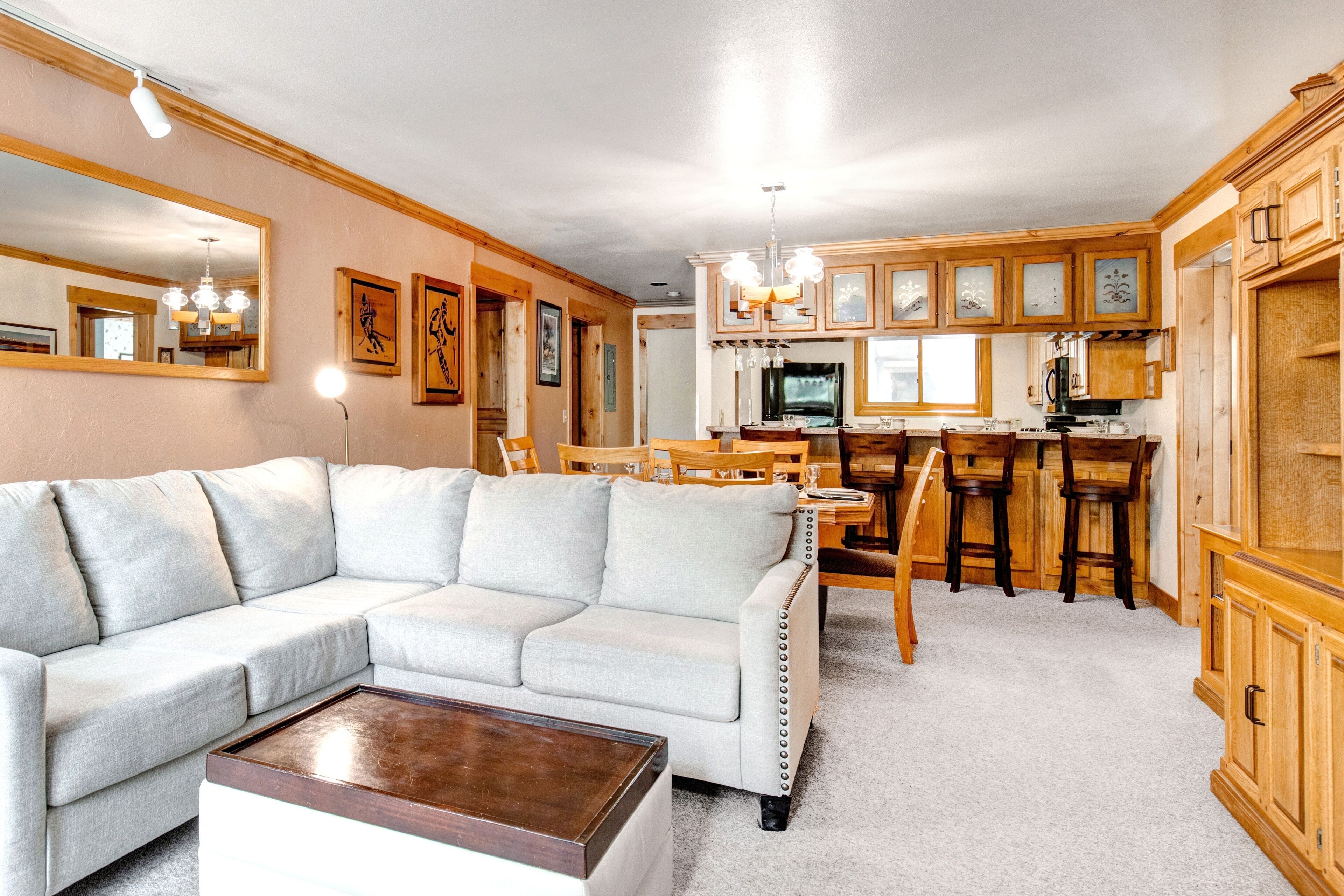 Condo, 3 quartos | Área de estar