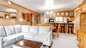 Condo, 3 quartos | Área de estar