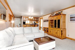 Condo, 3 Bedrooms | Living area