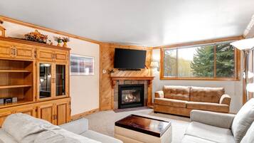 Condo, 3 Bedrooms | Ruang tamu