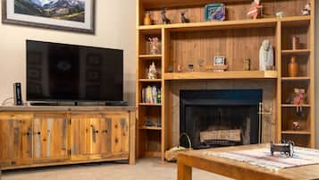 Condo, 2 Bedrooms | Interior