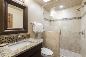 Condo, 1 quarto | Banheiro | Toalhas de banho, shampoo