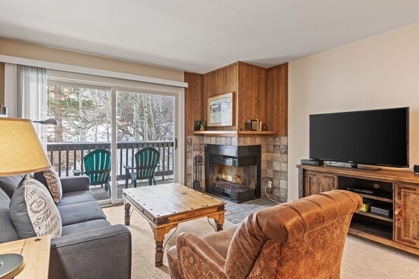 Condo, 2 Bedrooms | Living area