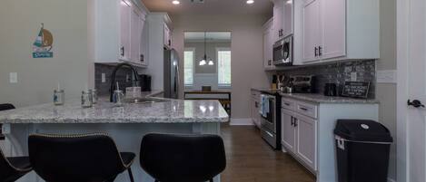 Een koelkast, een microgolfoven, een oven, een kookplaat