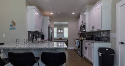 Reduced Winter Rates | 3 BR | Lake Lanier | 9 Hole Mini Golf Course | Air Hockey, Pac Man, Kids Zone