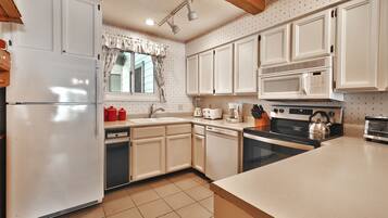 Privat køkken | Køleskab, kaffe-/temaskine, brødrister