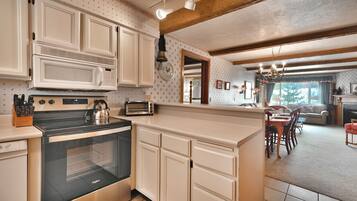 Privat køkken | Køleskab, kaffe-/temaskine, brødrister