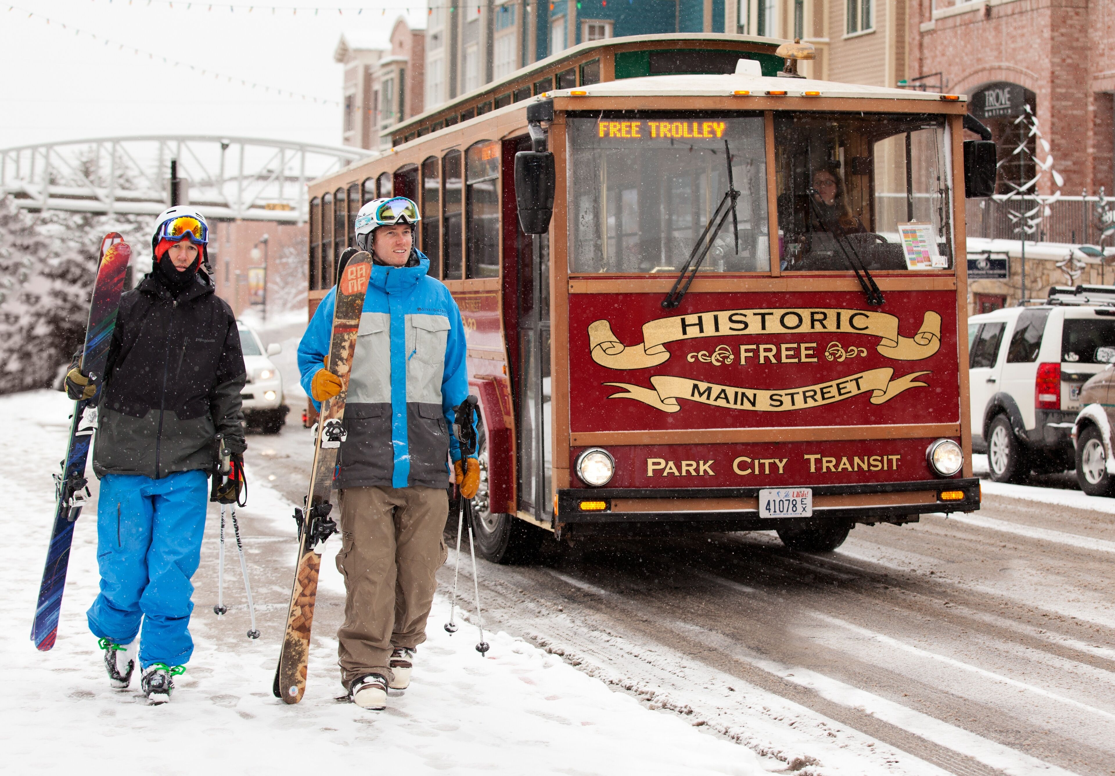 Um elétrico histórico com a inscrição 'Free Trolley' e 'Park City Transit'.