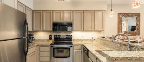 Condo, 2 habitaciones | Cocina privada | Refrigerador, cafetera y tetera y tostadora