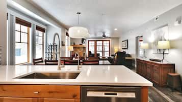 Private kitchen | Fridge, coffee/tea maker, toaster