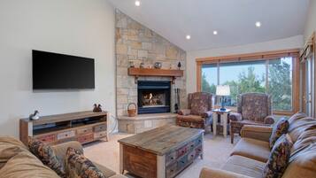 Condo, 3 Bedrooms | Living area