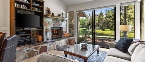 Condo, 2 chambres | Aire de séjour