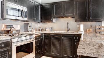 Private kitchen | Fridge, coffee/tea maker, toaster