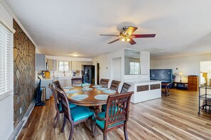 Dining - Lakefront home & studio with and two firepits - close to attractions (Rushville)