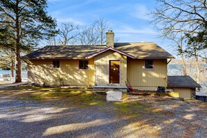 Exterior - Lakefront home & studio with and two firepits - close to attractions (Rushville)