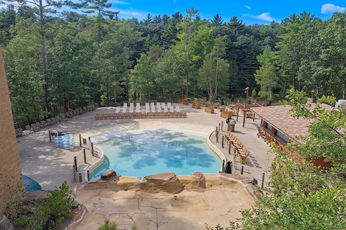 Spacious condo & studio with fireplaces, full kitchen, jetted tub, AC, & balcony