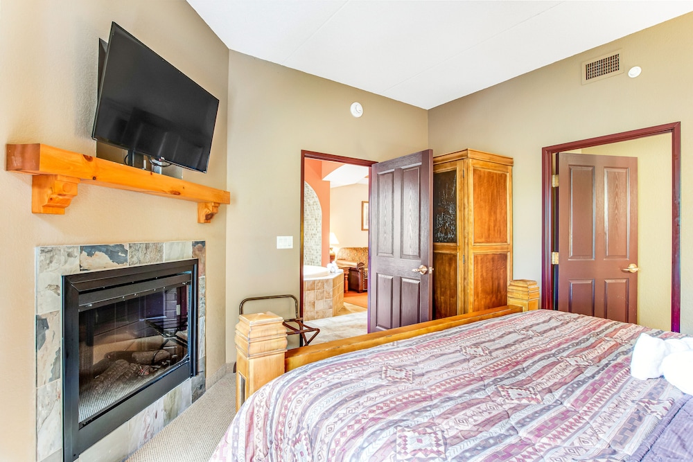 Spacious condo & studio with fireplaces, full kitchen, jetted tub, AC, & balcony Wisconsin