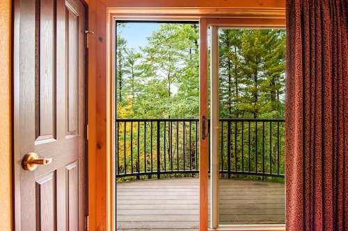 Spacious condo & studio with fireplaces, full kitchen, jetted tub, AC, & balcony