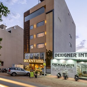 مواقف سيارات مجانية