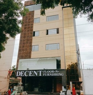 Un edificio con un letrero que dice 'DECENT FLOOR N' FURNISHING'.
