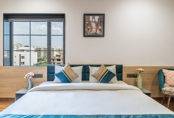 أغطية فراش متميزة وميني بار وخزنة داخل الغرفة وبديكورات فريدة لكل غرفة