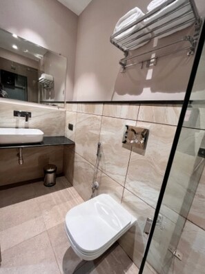 Shower, hydromassage showerhead, free toiletries, towels - Hotel Aradhya  Inn (Udaipur)