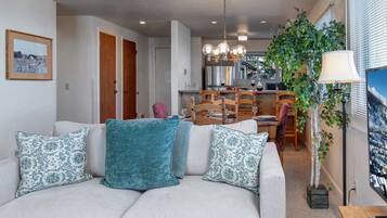 Condo, 2 Bedrooms | Living area