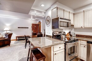 Condo, 2 habitaciones | Cocina privada | Refrigerador, cafetera y tetera y tostadora 