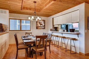 Refrigerador, cafetera/tetera, tostadora