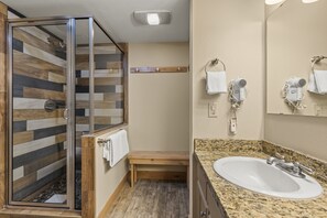 Appartement, 2 slaapkamers | Badkamer | Handdoeken, shampoo