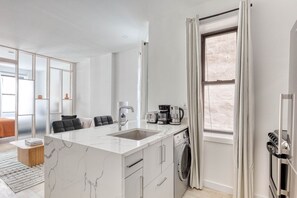 Interior - Renovated SoHo 1BR w/ W/D, nr Nolita, by Blueground (Downtown)