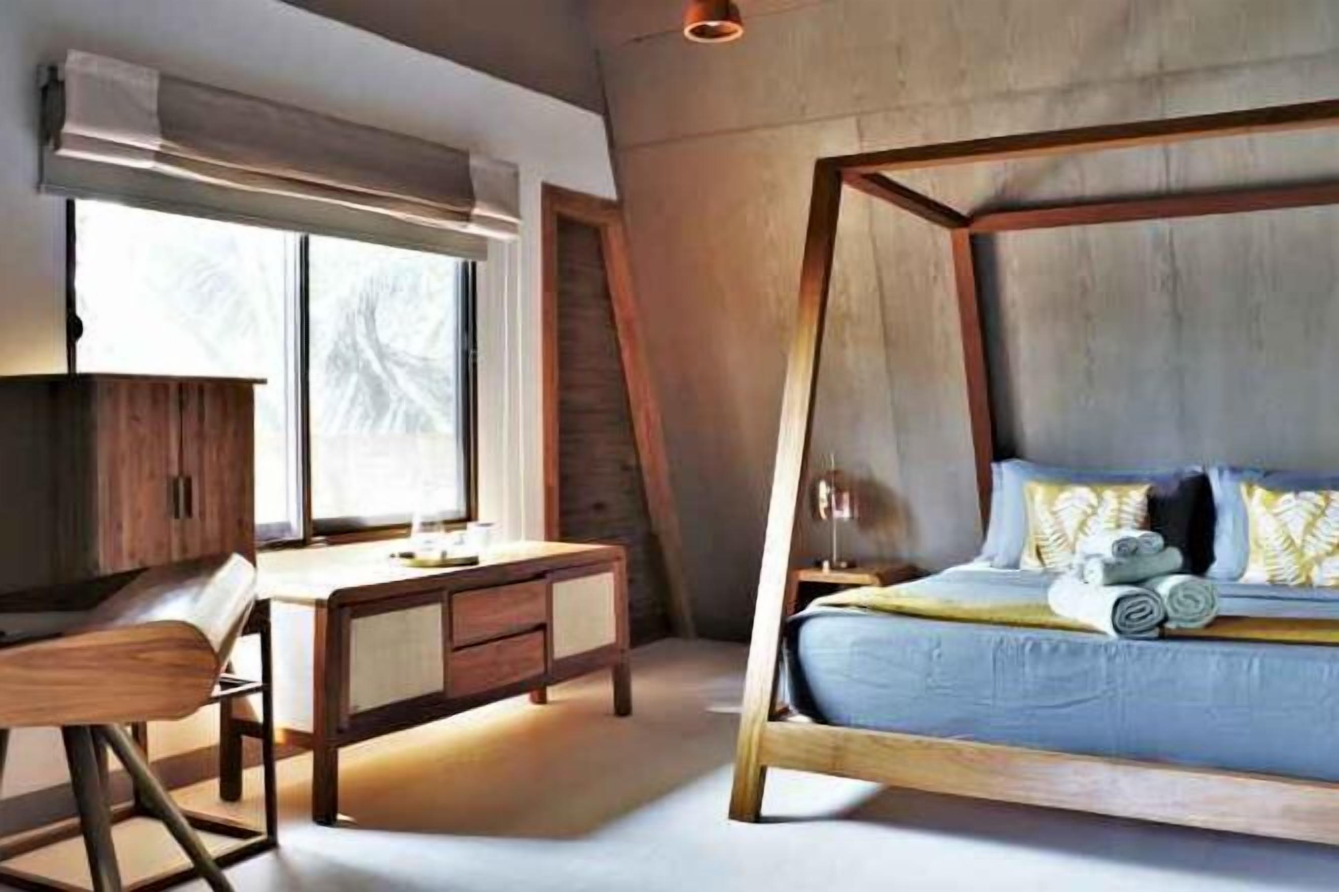 Desk, free WiFi, bed sheets