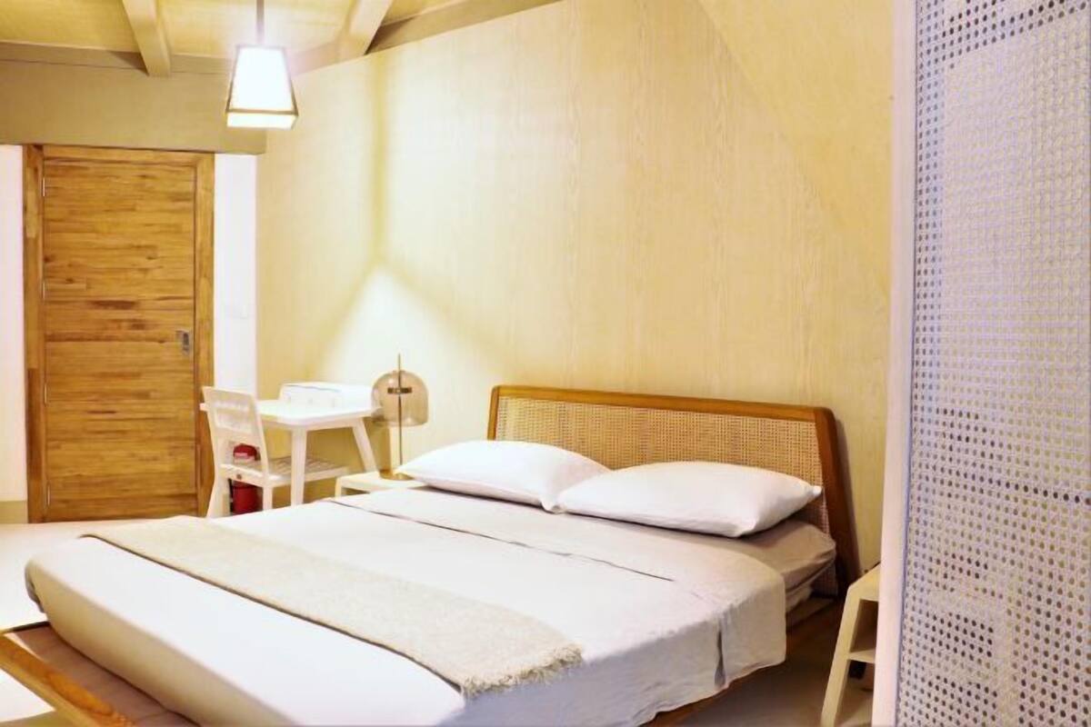 Desk, WiFi (free), bed sheets