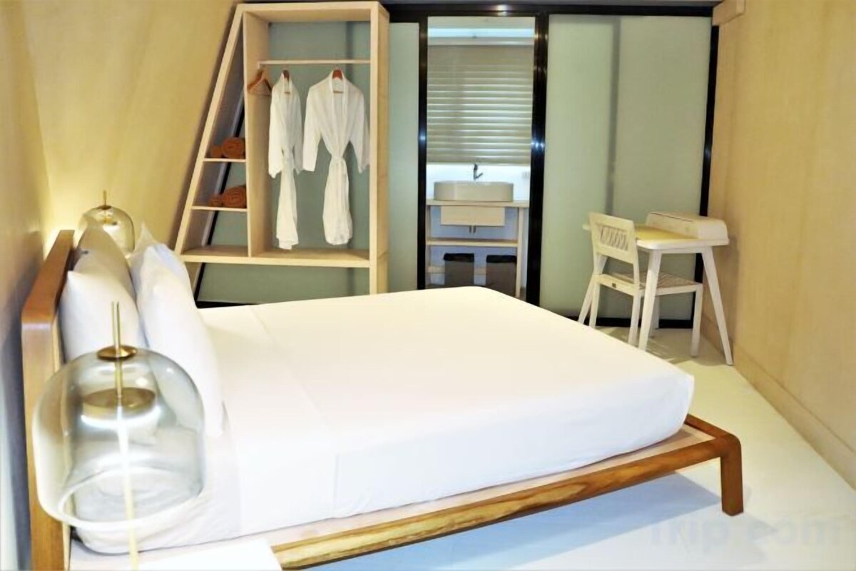 Desk, WiFi (free), bed sheets