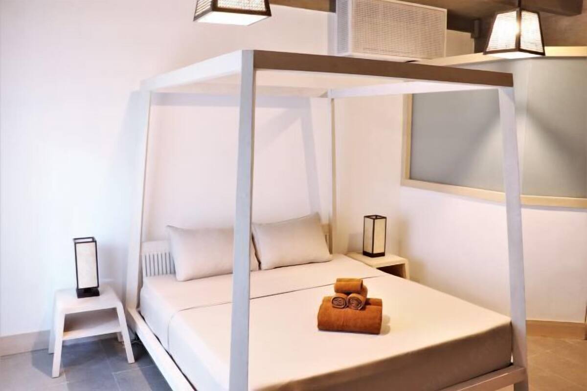 Desk, WiFi (free), bed sheets