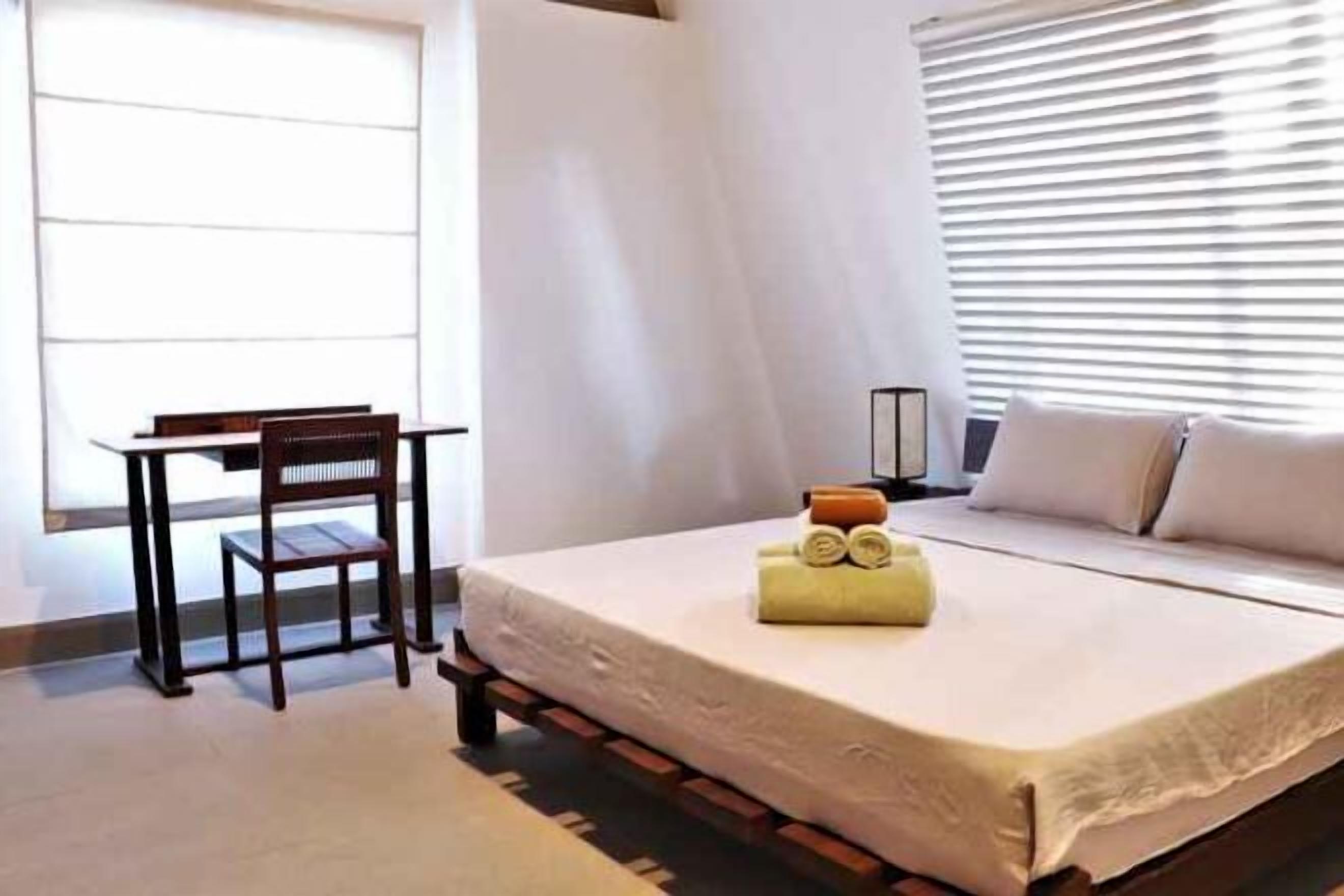 Escritorio, wifi gratis, ropa de cama