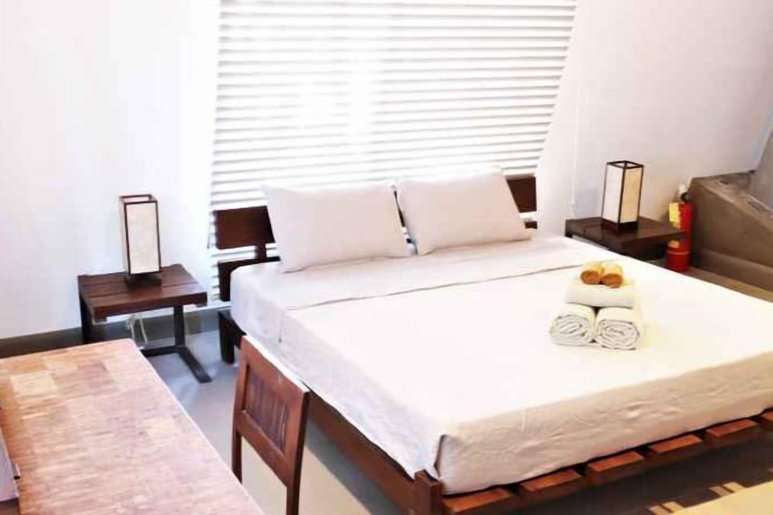 Escritorio, wifi gratis, ropa de cama