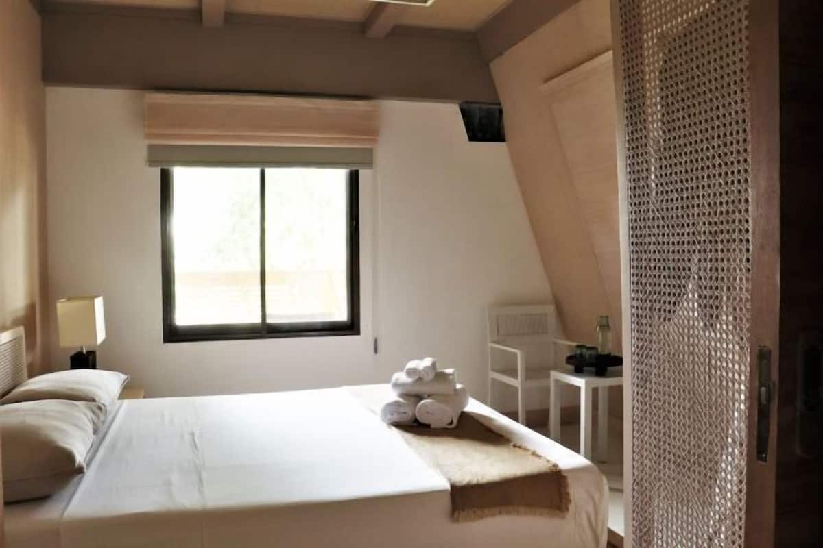 Desk, WiFi (free), bed sheets