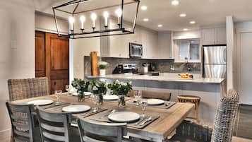 Apartamento, 5 habitaciones | Servicio de comidas en la habitación