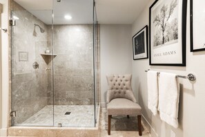 Condo, 5 quartos | Banheiro | Toalhas de banho, shampoo