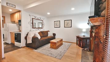 Condo, 1 quarto | Sala de estar | Smart TV