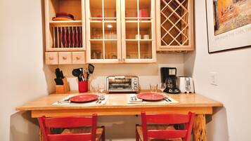 تناول الطعام داخل الغرفة