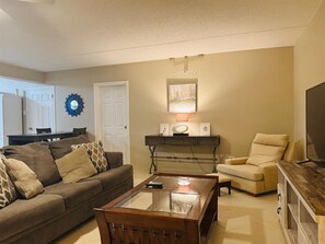 Smart TV, books - Paradise Gem, ground floor on Simpson Bay Beach! (Simpson Bay)
