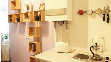 KĂŒhlschrank, Mikrowelle, Wasserkocher mit Kaffee-/Teezubehör