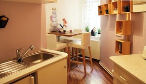 Kylskåp, mikrovågsugn, kaffe- och tebryggare och vattenkokare