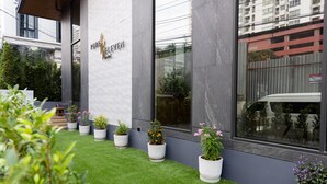 Un edificio moderno con un letrero que dice 'PUREEVEN HOME'.