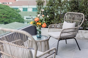 Pure Eleven Premier | バスルーム | シャワー、ヘアドライヤー、バスローブ、スリッパ