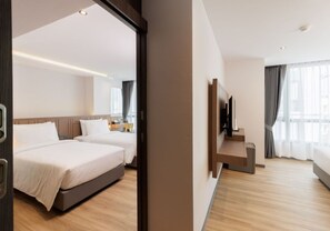Family Connecting (QUAD) | Egyptian cotton sheets, premium bedding, desk, iron/ironing board - Pure Eleven Hotel Bangkok (Bangkok)